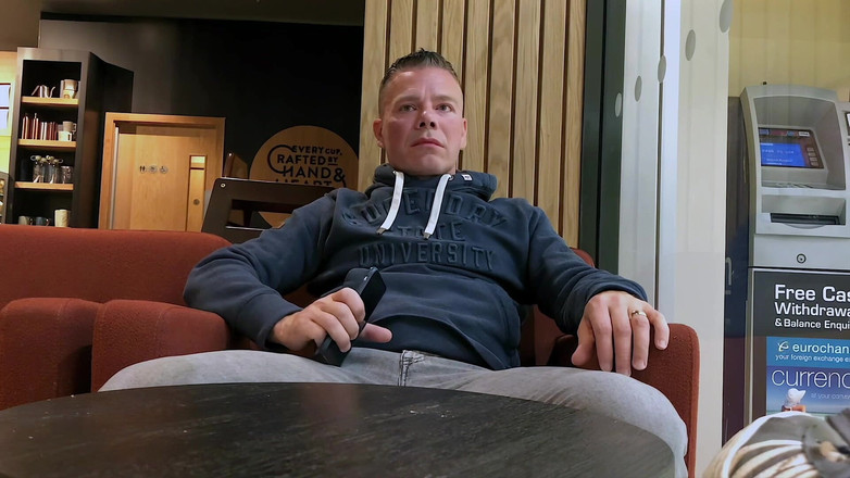 NakedFoxx: Odvážil se vyhonit si v rušné kavárně - intenzivní veřejné stříkání