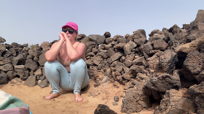 Emma Voyeur: Beach Jeans Wetting - Sandy dan Soaked