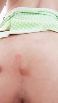 Ein köstlicher Protein-Snack im freien für ein süßes mädchen mit geflochtenen zöpfen in einem body