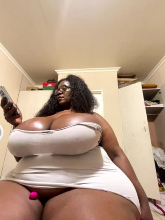 Legendary Booty Overdose: Tetona grandota milf hace striptease y tetas