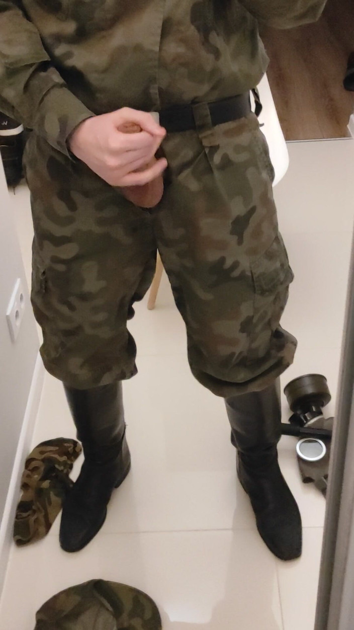 Gayfucker25: Żołnierz Wali Konia W Oficerkach Wojskowych