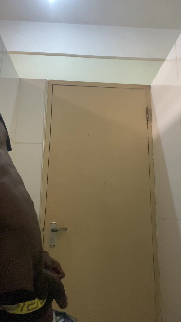 Slimniqqa: Cowok kulit hitam besar crot di kamar mandi umum - bagian1