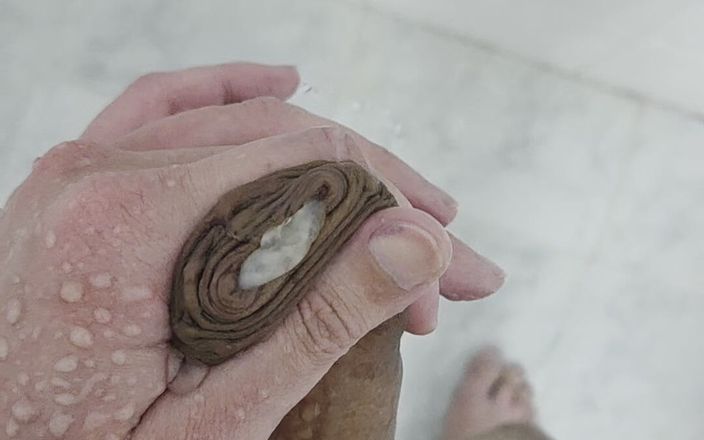 Lkdick8: Je me suis branlé sous la douche de la salle...