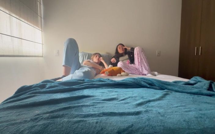scarlettandc: Dvě dívky se baví u nejlepších přátel Dohromady