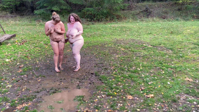 Brooke Casey: Extrémní Hra s Mud a Lesbické nůžky s Delilah Brooke