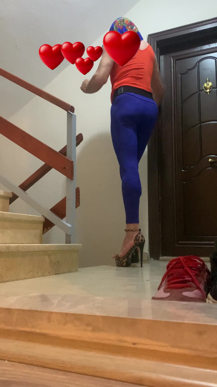 cd_aysemmm: Pria pengantar pizza kaget, sambutan bugil ini mengubah segalanya