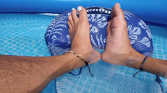 Midsouth Foot Fetish: पूल में अपने गीले पैर दिखा रही हूँ