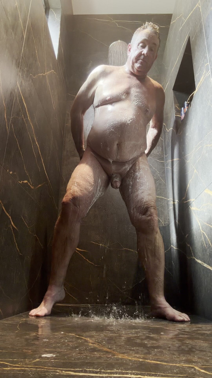 GottaLuvBB: Guardami nella doccia e nel radermi