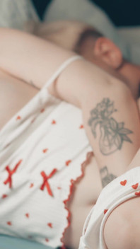 Tabu blond krok mama Ogromne naturalne cycki Phat Ass bierze podwójne creampie w sekretnym wspólnym łóżku mix-up z pasierbem