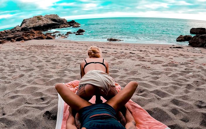 Maskcouple: Секс на пляже в отпуске с возбужденной подругой
