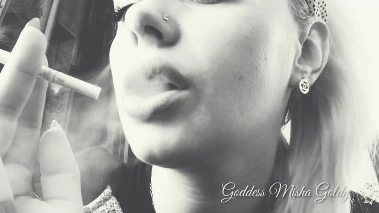 Goddess Misha Goldy: Fumadora total