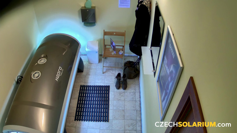 Czech Solarium: Чешский солярий 75: стройная красотка показывает свою тугую мокрую киску