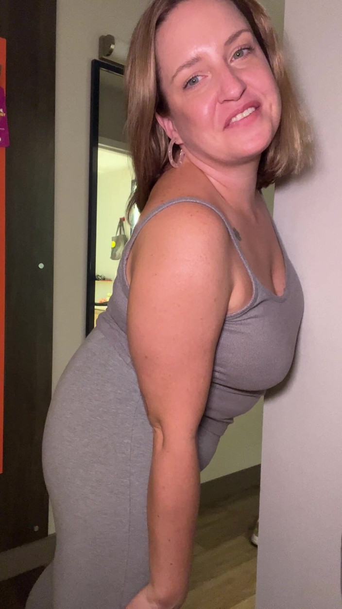 Avril Showers: ミルフが軽いヨガパンツ越しにおしっこをしているところを見つかった