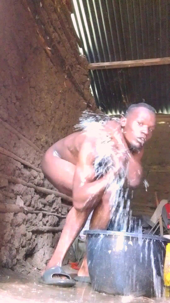 HWillovahh: Un bel ragazzo, fare il bagno in una casa di...