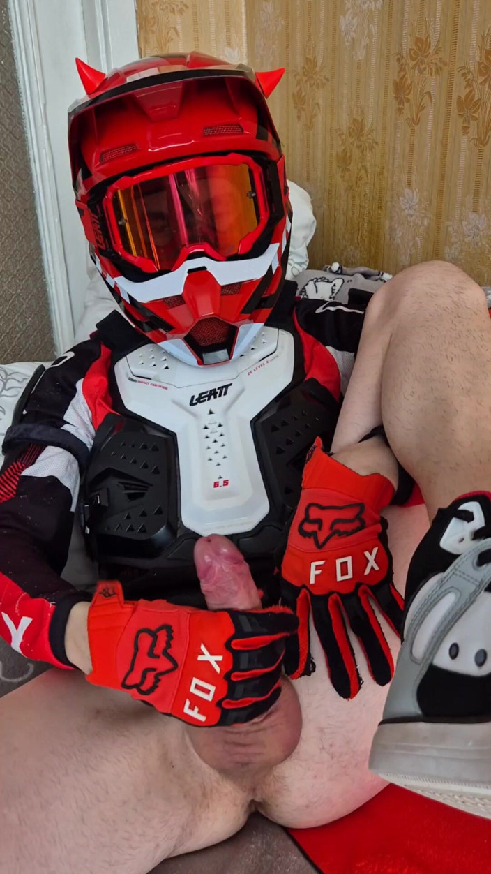 Sneakersmax98: Dans Biker Gear, il a amené à l’orgasme