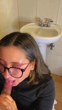 Ella le fue infiel a mi marido con el fontanero, él me folla duro y termina en mi culo