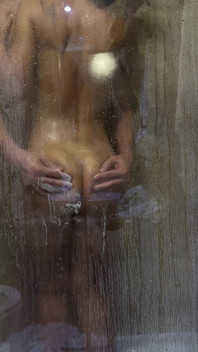 Ochtend gepassioneerde seks onder de douche van een echt verliefd stel