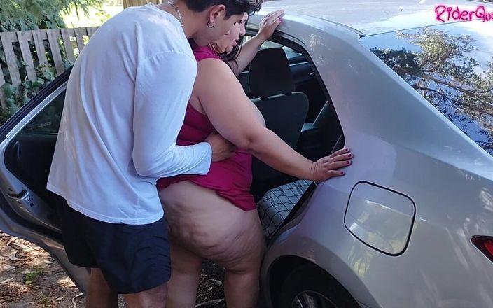 Mommy's fantasies: Touches Ass - 太った成熟した女性は、義理の息子の若いゲストに車の中で犯される