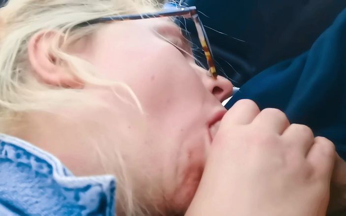JessieHH: 駐車場で彼の車の中でランダムな男の大きなペニスをしゃぶる