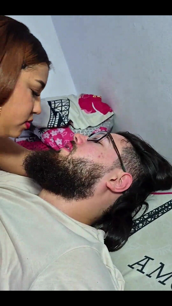 Pikaa6: De schoonmaakster is verdrietig omdat haar man naar de VS...