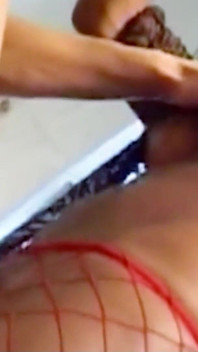 Blonde transe mit dicken titten mit einem dicken schwanz fickt einen typen anal