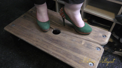 Mxtress Valleycat: Under my feet POV