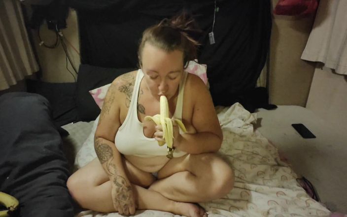 Jimbob Star Productions: Foodie Fridays Jade neukt een banaan