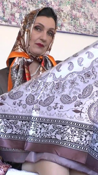Heyecan verici saten eşarp oyunları! Lady Victoria Valente