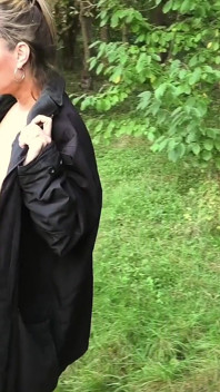 Weelderige milf naakt en toont zich in het park
