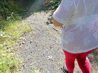 Bouncy Tits Action: Haar naakte vagina slaan op de picknicktafel