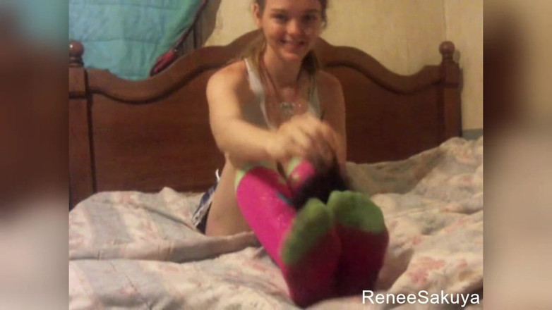 Renee Sakuya: Tickling with feather wearing kneesocks on bed