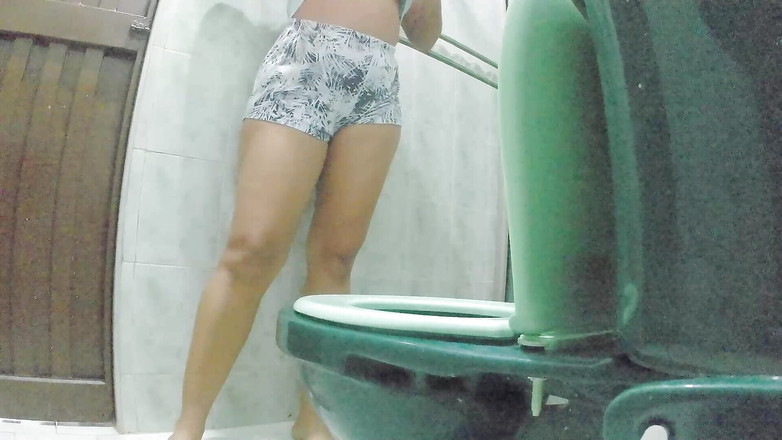 kelsyStar: Madrastra siendo captada por la cámara en el baño