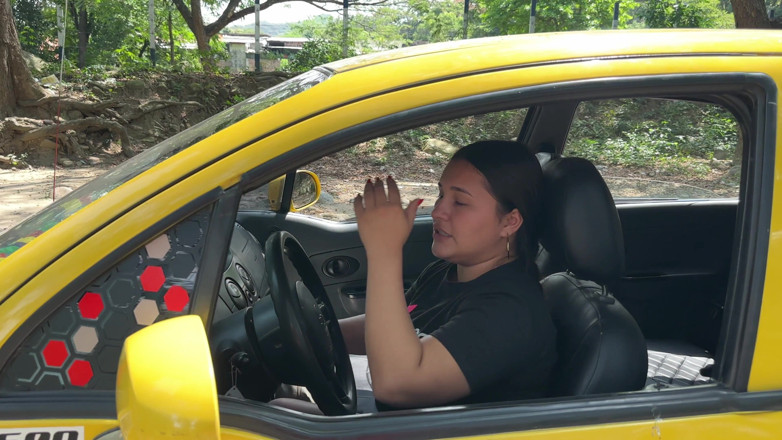 Duoafroditas: Ik help een dikke Latina om in het midden van...