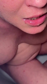 おしっこを口の中やおっぱいや足に
