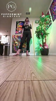 6'7 女巨人穿着凉鞋，激烈的慢动作踩踏地面 第一人称视角