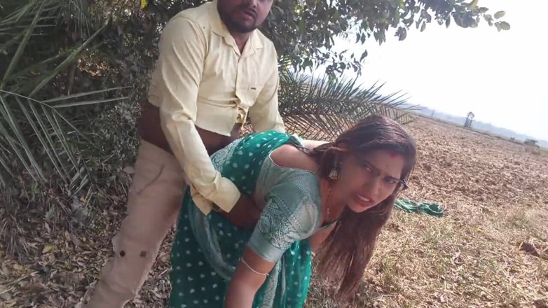 Sona bhabhi: 孟加拉性感的农村妻子殴打她的丈夫和她的男朋友在户外，孟加拉性爱视频