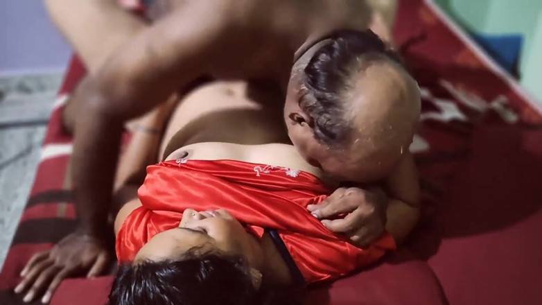 Sexy sindu: Romantism în cuplu care se sărută