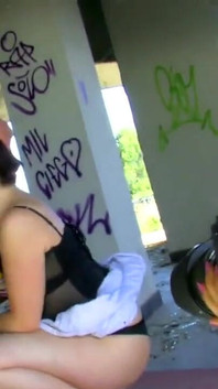 Su gran culo es mi cosa favorita. A mi desagradable hermanastra le gustan las filmaciones porno al aire libre