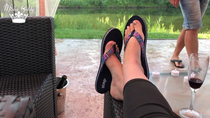 Goddess Misha Goldy: Flip Flops berjunjut di luar berhampiran tasik dengan kuku perak &...