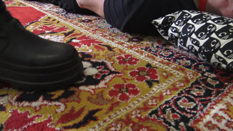 Femdom Austria: Mocosas aburridas de humor pisoteando! Destruyendo es nuestra vida!