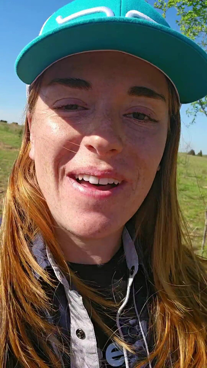 NaughtyRedFarmgirl: Ruiva fode bunda e buceta esguichando em todos os lugares