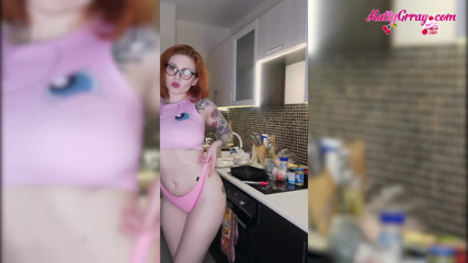 Katty Grray: Beautiful teen cooks naked after waking up