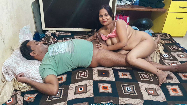 Hot Indian Aunty: Bella notte romantica miLF indiana con suo marito