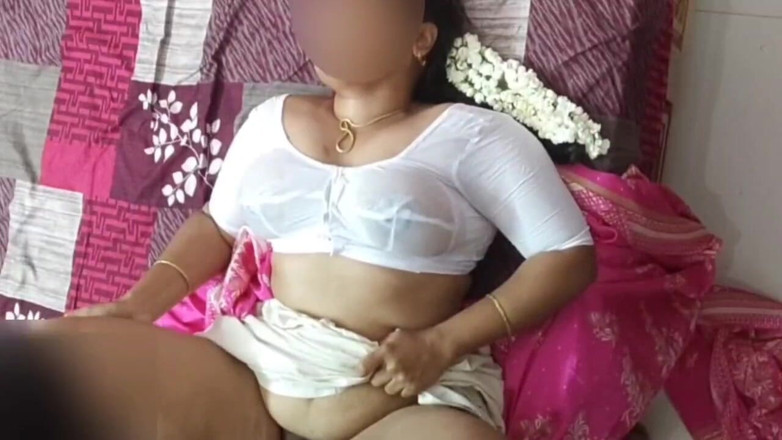 Black & white desicat: Infiel india en mojada blusa blanca tetas rebotando follada rápida
