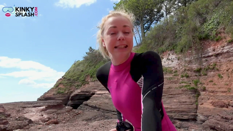 UKCuteGirl Lucy Lauren: Aku lagi asik muasin memekku pakai masker sampai muncrat!