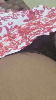 보지 클로즈업은 감정적인 흥분으로 가득 찬 매혹적인 비주얼 판타지로 친밀한 괴롭히는 것을 변형시킵니다.