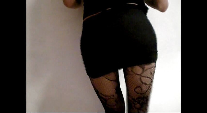 Femdom Austria: Sexiga höfter retas i svarta strumpbyxor