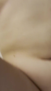 Une fille de 18 ans aux gros seins naturels parfaits d’un missionnaire avec son vieil ami à grosse bite noire de son père