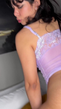La piccola cindy riceve un creampie in pov