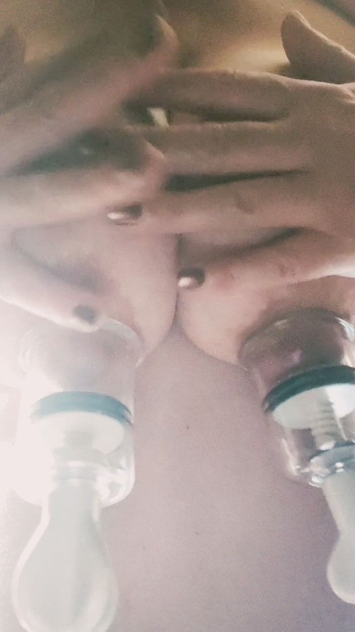 Lynettesub: ヒューカウの乳房の紹介